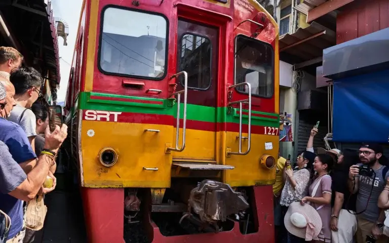 Bahnmarkt Maeklong in Samut Songkhram