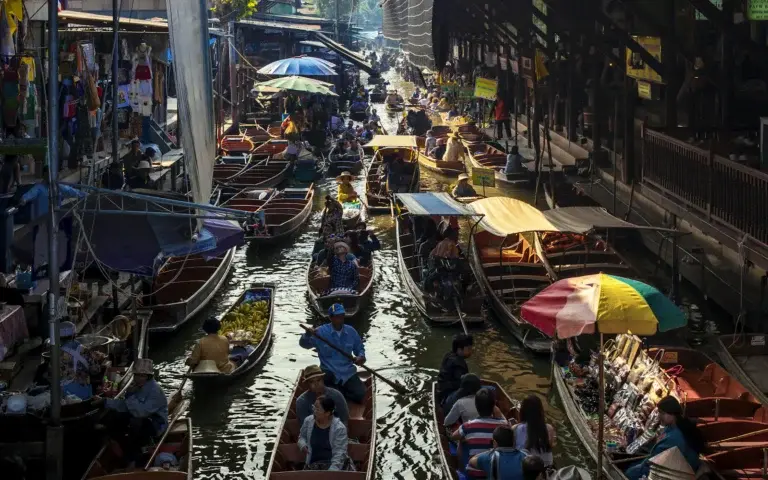 Boote auf dem schwimmenden Markt von Damnoen Saduak
