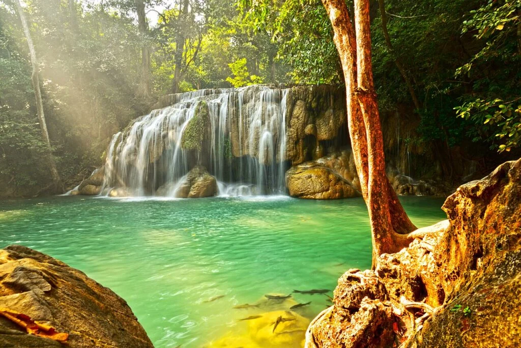 Wasserfall und grünes Wasserbecken im Erawan-Nationalpark
