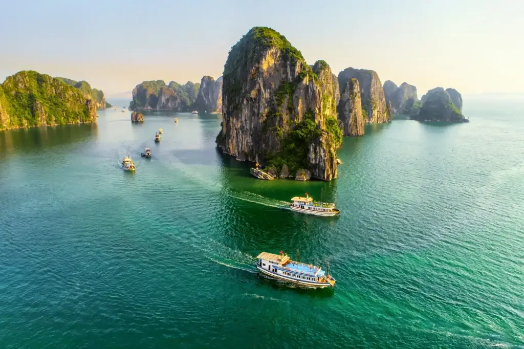 Kalksteininseln und Ausflugsboote in der Halong-Bucht, Vietnam
