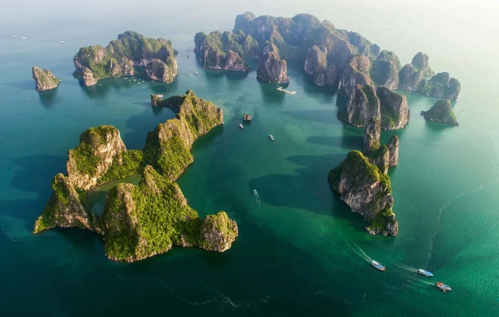 Kalksteininseln im smaragdgrünen Wasser der Halong-Bucht