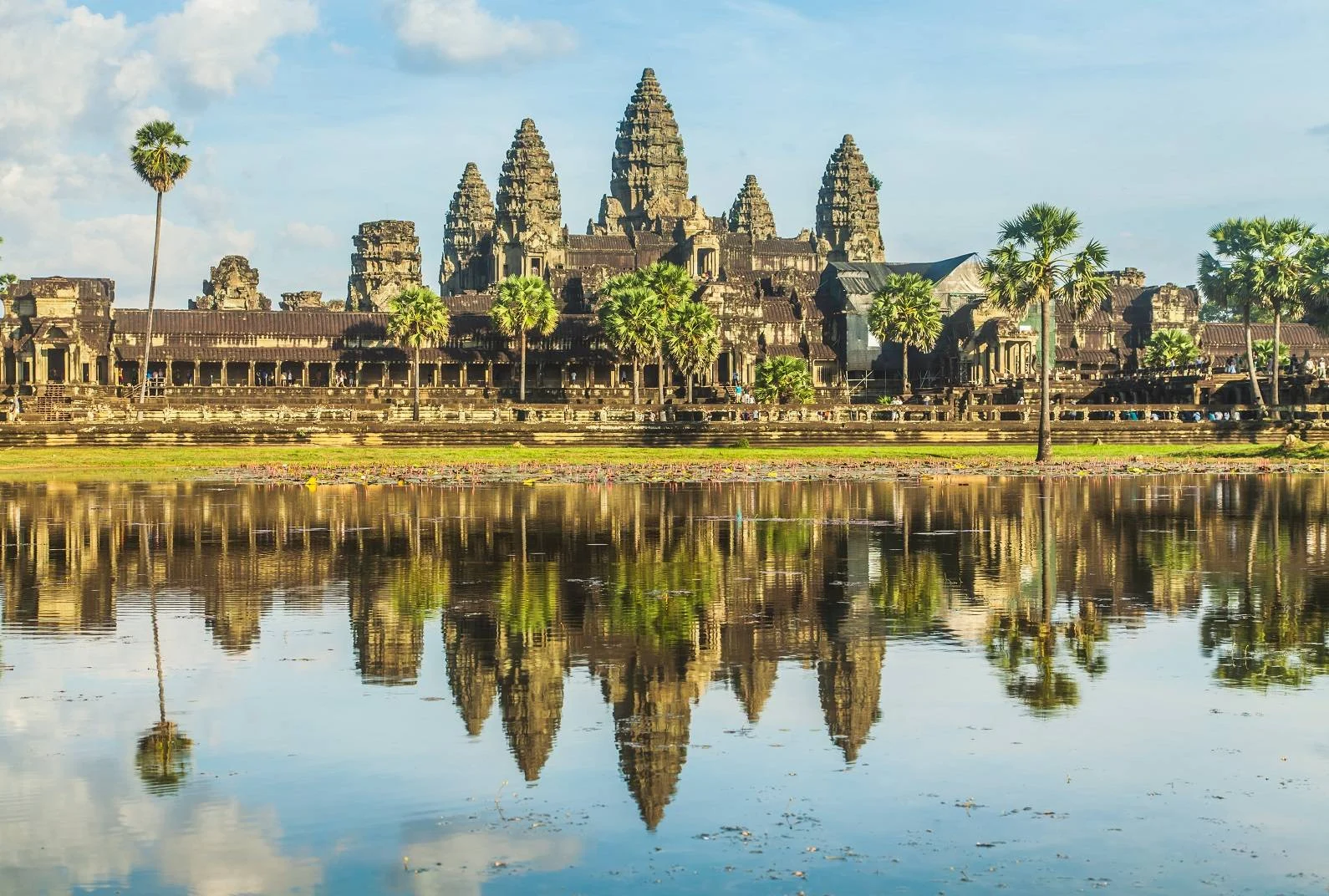 Angkor Wat mit Spiegelung im Wasser in Kambodscha