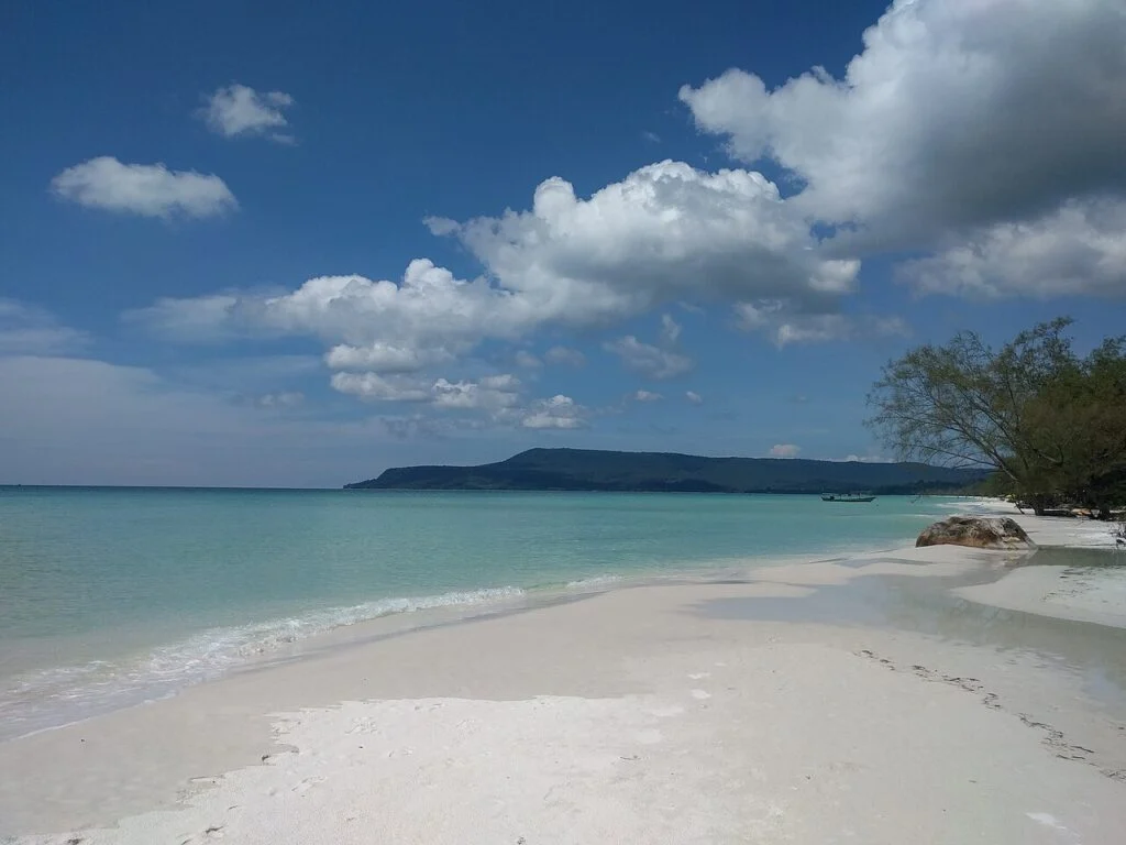 Weißer Sandstrand und türkisfarbenes Meer am Long Beach auf Koh Rong, Kambodscha
