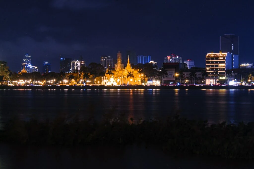 Blick auf Phnom Penh mit dem Königspalast in Kambodscha