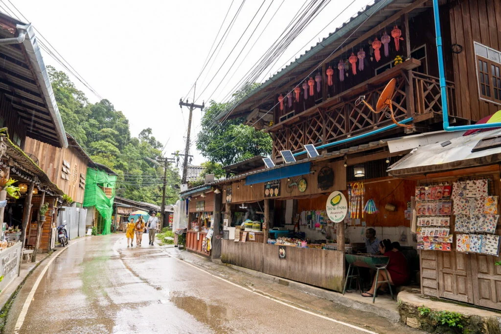Häuser und Dorfstraße in Mae Kampong