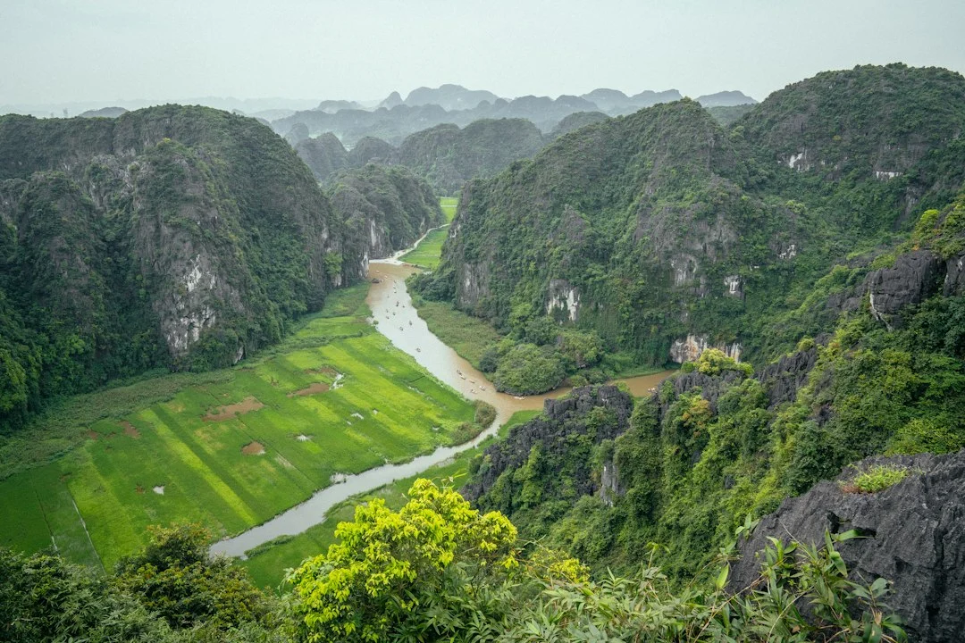 Blick von Hang Mua auf Fluss und Kalksteinberge in Ninh Binh – Landschaftsaufnahme
