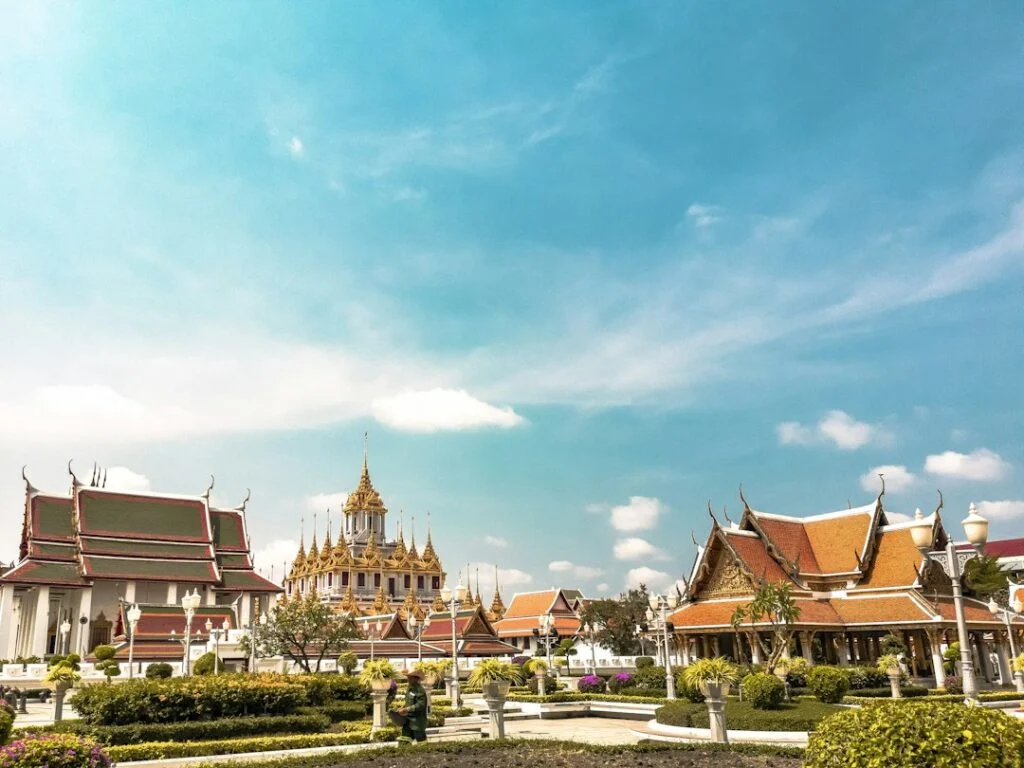 Tempelgebäude mit orangefarbenen Dächern in Bangkok, Thailand