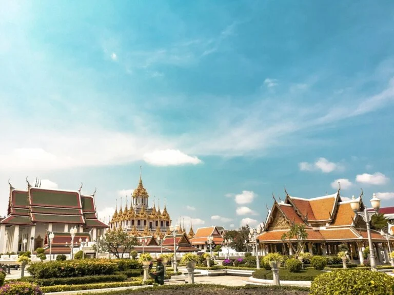 Tempelgebäude mit orangefarbenen Dächern in Bangkok, Thailand