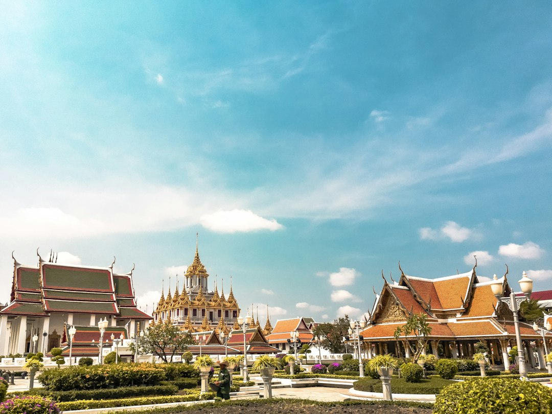 Tempelgebäude mit orangefarbenen Dächern in Bangkok