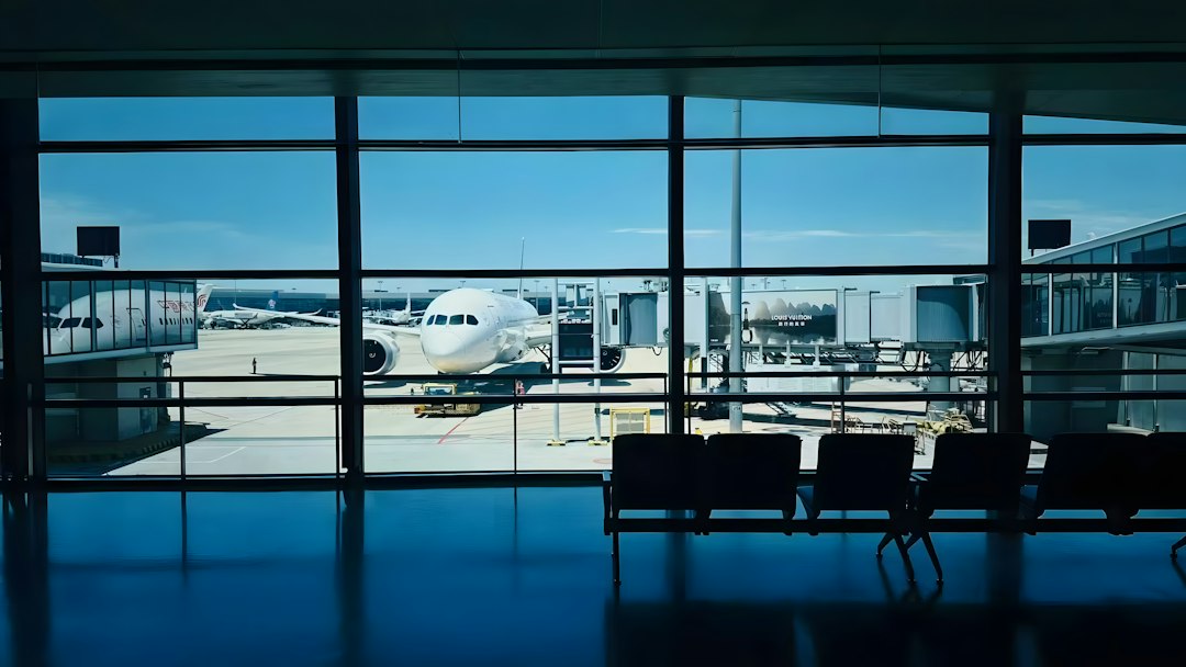 Flugzeug am Gate, gesehen durch die Fenster eines Flughafenterminals