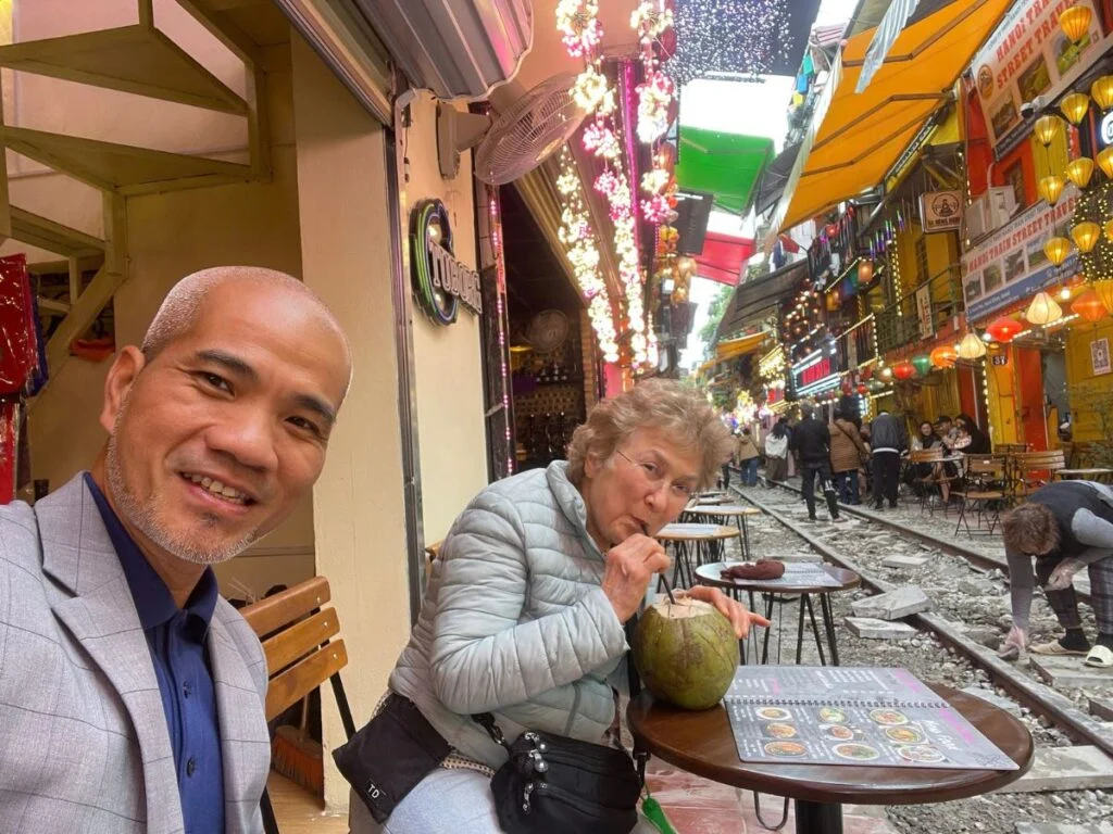 Reisende in Hanois Train Street – Beispiel für Gästefotos