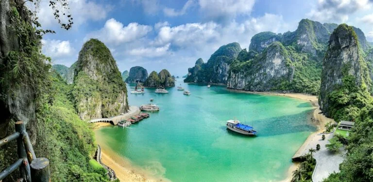Kalksteininseln und Wasser in der Halong-Bucht